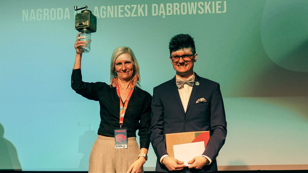 ALT: Justyna Prajs – Złoty Młynek w kategorii Animatorka Roku i dyrektor WOAK-u Łukasz Wudarski. Fot. Karol Zamorski