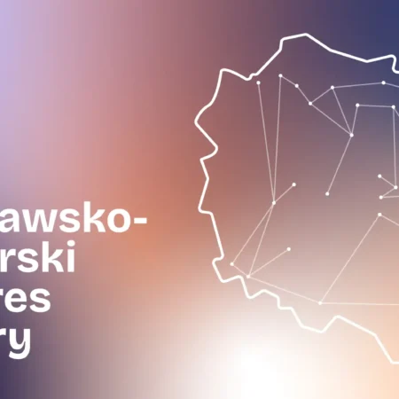 Grafika promocyjna z napisem Trzeci Kujawsko-Pomorski Kongres Kultury po lewej stronie. Po prawej stronie obrys województwa z połączonymi punktami: stylizowana mapa z konstelacjami. Tło w gradientowych barwach fioletu, niebieskiego i pomarańczowego.