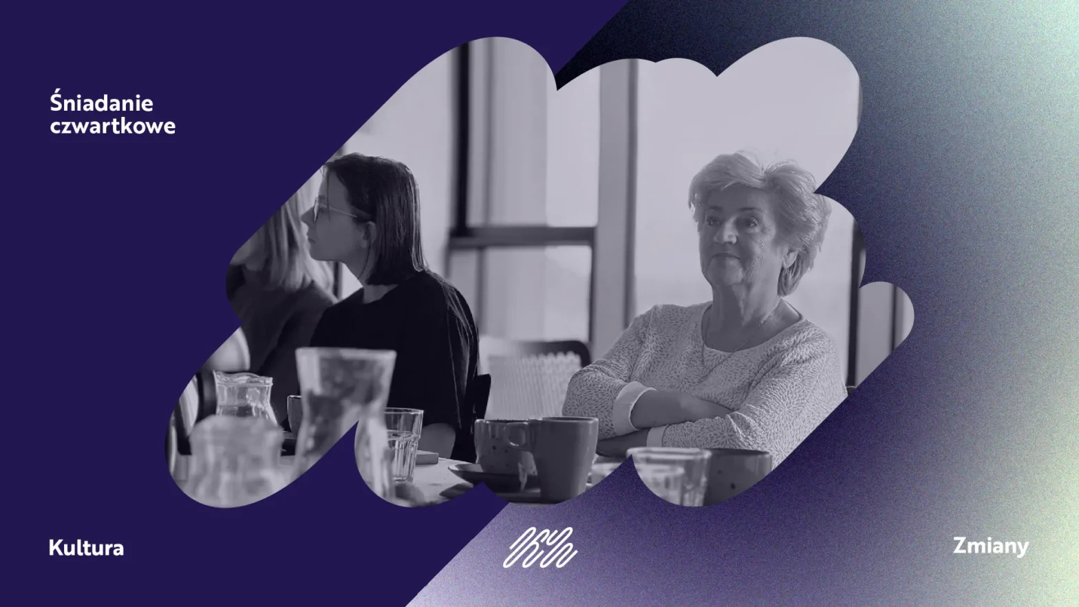 Kilka osób siedzi przy stole. Na pierwszym planie starsza kobieta z założonymi rękami patrzy przed siebie. Obok inne osoby słuchają. Na stole stoją kubki i dzbanki. Zdjęcie ma nieregularny, miękki kształt przypominający rozlaną plamę. Po lewej stronie napis śniadanie czwartkowe. Tło w ciemnym fiolecie z przejściem w jaśniejsze odcienie. Na dole po lewej napis kultura, na dole po prawej zmiany, pośrodku mały znak graficzny.