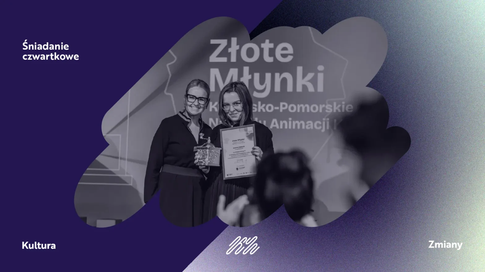 fioletowa grafika z białym napisem śniadanie czwartkowe, w środku zdjęcie dwóch kobiet, które stoją na tle planszy z napisem złote młynki. uśmiechają się do obiektywu, jedna z nich trzyma statuetkę złotego młynka i dyplom, napisy na dyplomie są nieczytelne